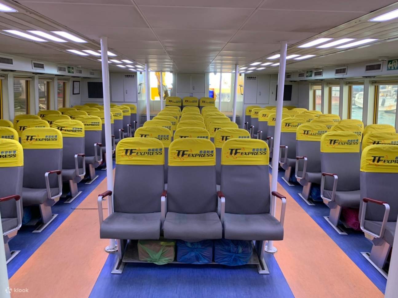 Disfrute de un cómodo paseo en barco y admire el hermoso paisaje marino